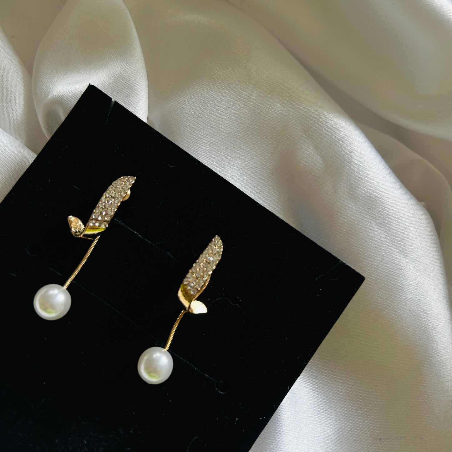 Diva Pearl Earrings
